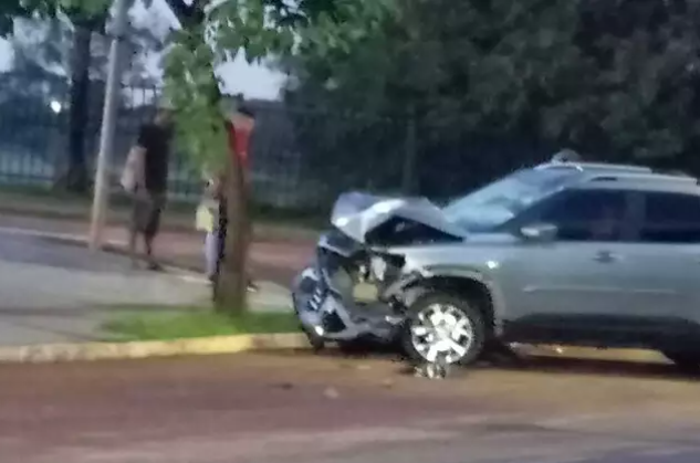 Caminhonete derruba semáforo e motorista foge após acidente no Aero Rancho Caminhonete derruba semáforo e motorista foge após acidente no Aero Rancho