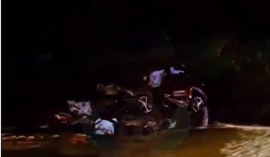 Acidente entre carro e carreta provoca duas mortes e interdita BR-163 em Jaraguari