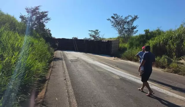 Tombamento de carreta bloqueia totalmente a MS-040 neste domingo Tombamento de carreta bloqueia totalmente a MS-040 neste domingo