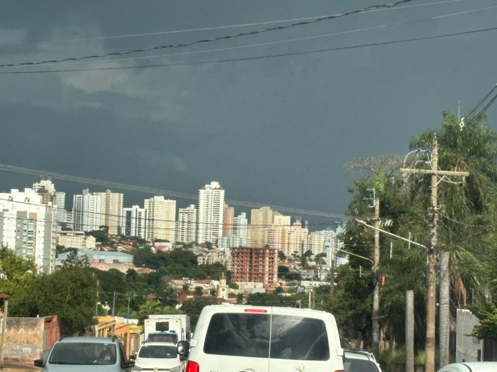Sob alerta e com céu carregado, Campo Grande registra chuva em alguns bairros Sob alerta e com céu carregado, Campo Grande registra chuva em alguns bairros