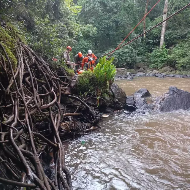 Bombeiros usam tirolesa para resgatar rapaz que caiu na Cachoeira do Ceuzinho