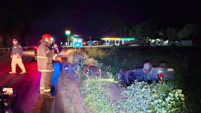 Bebê é resgatado molhado de combustível após carro capotar na BR-262