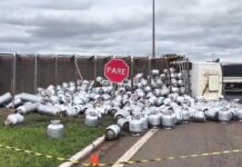 Carreta carregada com 570 botijões de gás de cozinha tomba na BR-163