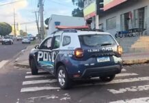 Viatura da PM fica danificada ao ser atingida por veículo em cruzamento da Capital