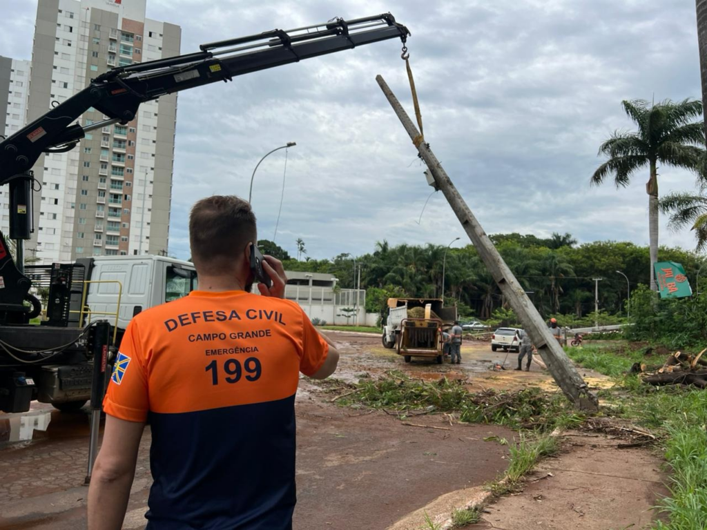 Campo Grande amanhece com chuva, queda de temperatura e alerta para temporal