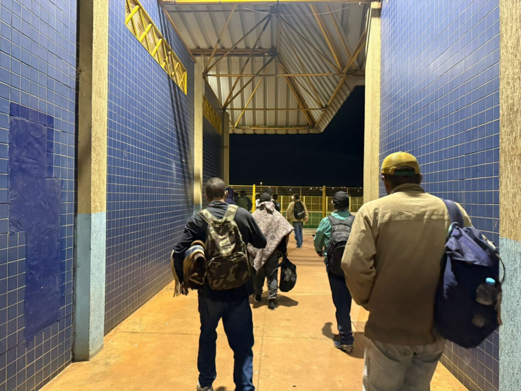 Com frio e chuva, Campo Grande reforça acolhimento à população em situação de rua