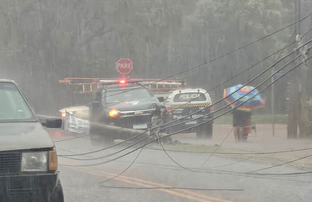Viatura do Choque colide contra poste e causa interdição no Parque dos Poderes