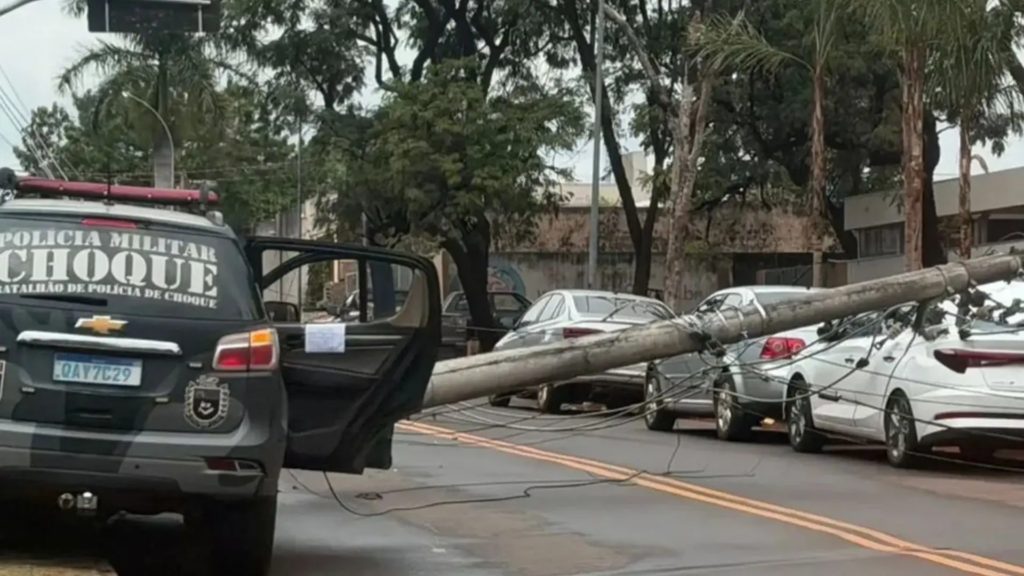 Viatura do Choque colide contra poste e causa interdição no Parque dos Poderes
