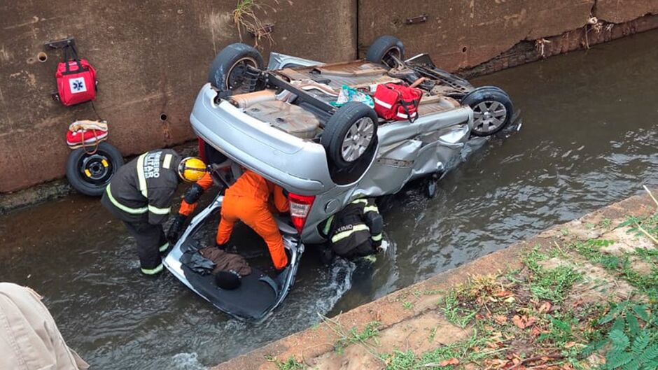 Carro fica destruído ao cair no Córrego Segredo e motorista é retirado pelo porta-malas Carro fica destruído ao cair no Córrego Segredo e motorista é retirado pelo porta-malas
