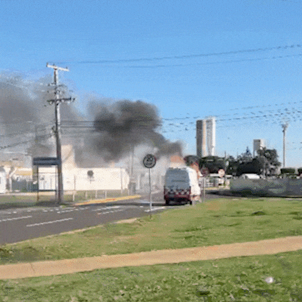 Ambulância fica destruída em incêndio próximo ao Aeroporto de Campo Grande