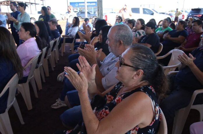 Governador-Eduardo-Riedel-cumpre-agenda-em-Nova-Alvorada-do-Sul-Foto-Alvaro-Rezende-17-730x480
