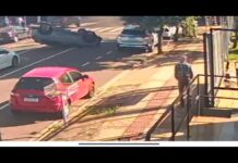 Motorista de 73 anos capota carro após bater em outro que estava estacionado no centro da Capital