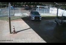 Carro invade prédio da Sejusp após bater em motociclista; estrutura e veículo ficam danificados