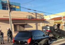 Carro capota após ser atingido por outro em cruzamento no centro da Capital