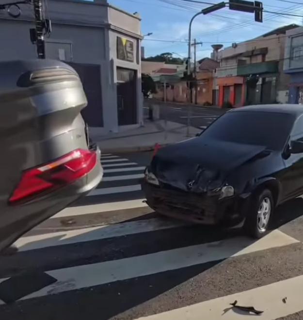 Carro capota após ser atingido por outro em cruzamento no centro da Capital Carro capota após ser atingido por outro em cruzamento no centro da Capital