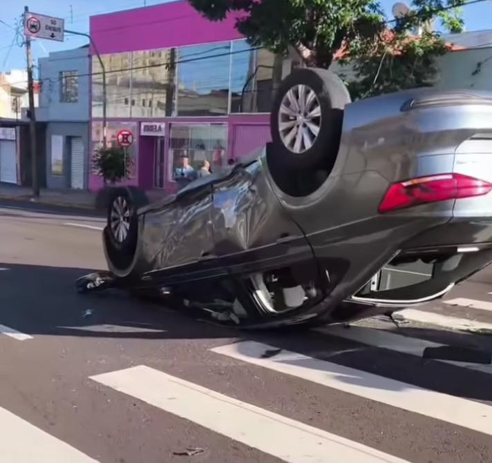 Carro capota após ser atingido por outro em cruzamento no centro da Capital Carro capota após ser atingido por outro em cruzamento no centro da Capital