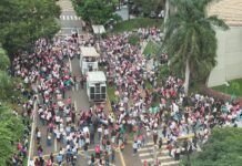 Professores levam “buquê de reclamações” para Adriane Lopes e se declaram neste Dia dos Namorados com cobrança do reajuste de 5,4%