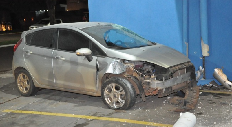 Vídeo: piloto morre e passageira fica em estado grave após moto ser atingida por carro em Chapadão do Sul