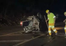 Carro recém-comprado fica destruído em capotamento na BR-163 em MS