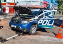 Viatura da PM pega fogo após explosão do motor no Centro de Campo Grande