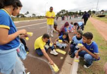 Dourados realiza ação e alunos transformam Avenida Aziz Rasselen em “cenário da Copa”