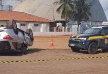 Veículo carregado de cigarros paraguaios capota ao fugir da PRF na BR-267