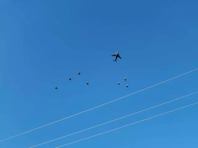 Caças Gripen da FAB chamam atenção ao sobrevoar Campo Grande rumo ao Chile