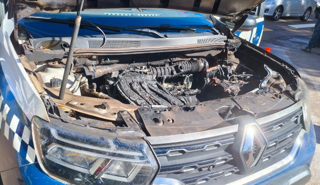 Viatura da PM pega fogo após explosão do motor no Centro de Campo Grande