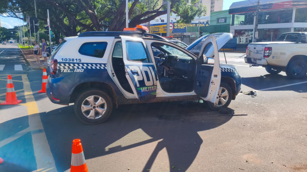 Viatura da PM pega fogo após explosão do motor no Centro de Campo Grande