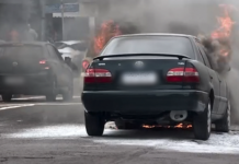 Vídeo: a caminho da oficina, carro pega fogo e fica totalmente destruído na Capital