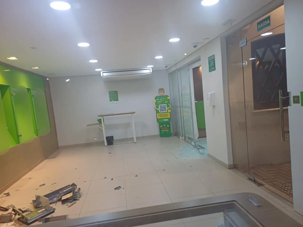 Tentativa de furto danifica caixa eletrônico de agência bancária na Zahran Tentativa de furto danifica caixa eletrônico de agência bancária na Zahran