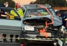 Colisão entre Fiat Uno e carreta deixa motorista preso às ferragens na BR-163