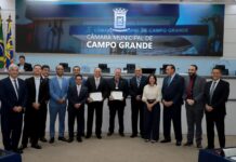 Ex-presidentes da Câmara Paulo Siufi e Mário César são homenageados durante sessão