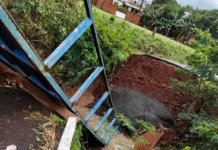 Temporal faz passarela despencar sobre córrego na Avenida Dr. Nasri Siufi