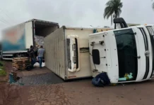 Caminhão frigorífico da Copacol tomba em rotatória de Campo Grande por falta de iluminação