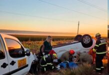 Veículo capota e outro fica destruído em colisão durante ultrapassagem na BR-262
