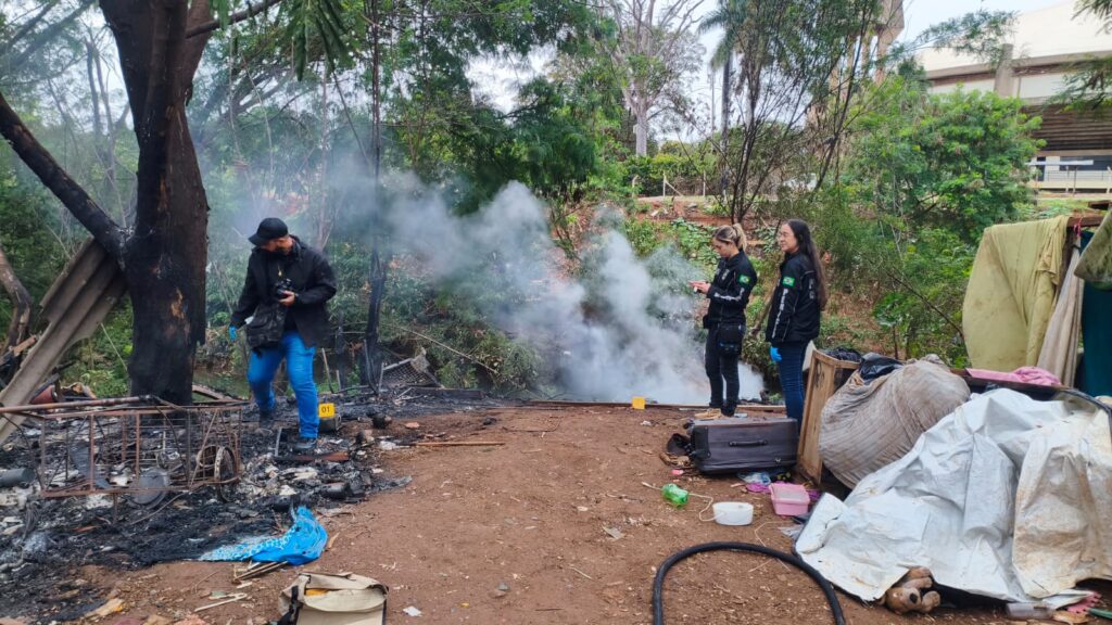 Catador de recicláveis morre carbonizado em incêndio que destruiu barraco na Capital Catador de recicláveis morre carbonizado em incêndio que destruiu barraco na Capital