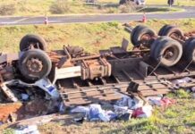 Motorista morre e passageiro sofre fratura exposta após caminhão capotar na Capital