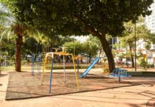 Praça Ary Coelho recebe novo parquinho infantil
