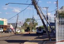Caminhão derruba postes e deixa trecho da Avenida das Bandeiras interditado