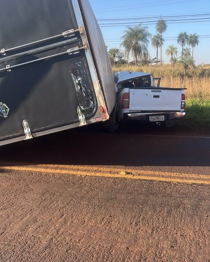 Colisão entre caminhão e Hilux deixa duas pessoas presas às ferragens na BR‑267