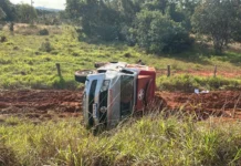 Ambulância capota na MS‑040 após estouro de pneu; motorista sai ileso