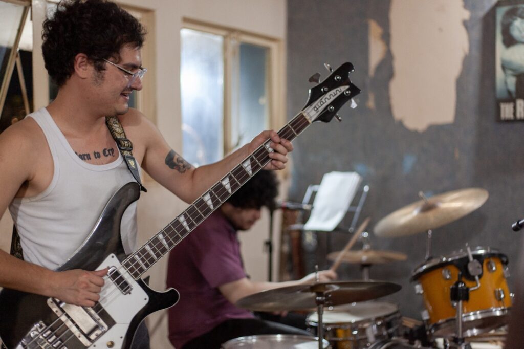 Com rock cru e letras sem filtro, Os Alquimistas lançam o single "Brinquedo" e anunciam nova fase da banda Com rock cru e letras sem filtro, Os Alquimistas lançam o single "Brinquedo" e anunciam nova fase da banda