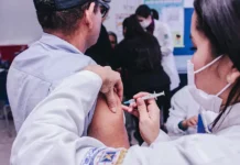 Duas unidades de saúde abrem hoje para atualização da caderneta de vacinação