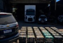 Caminhão com fundo falso e 142 fardos de mercadorias sem nota fiscal é apreendido pela PM