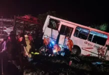 Acidente entre ônibus de trabalhadores e carreta deixa quatro feridos graves na BR-163