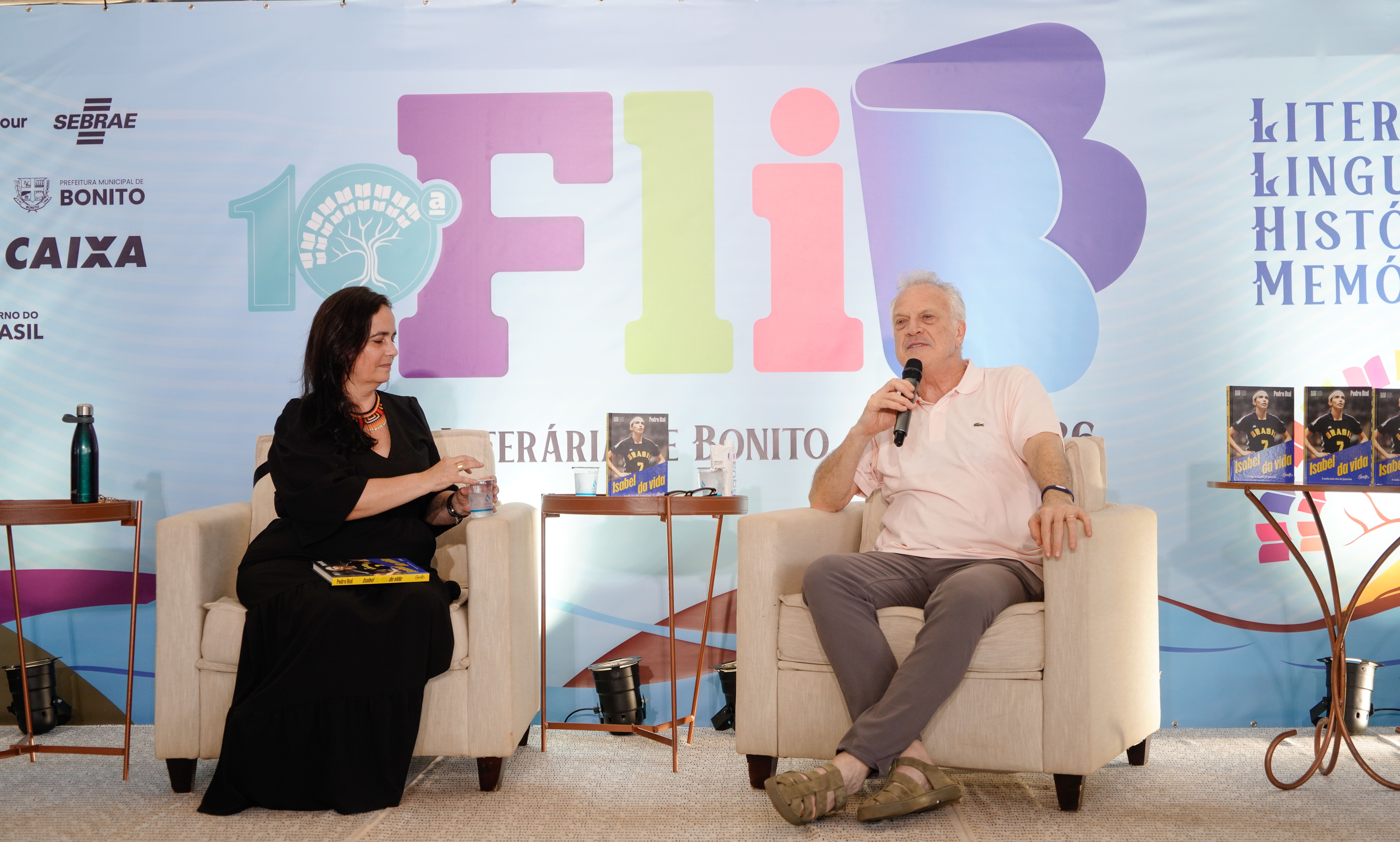 Pedro Bial reúne público recorde em conversa sobre livros na Feira Literária de Bonito