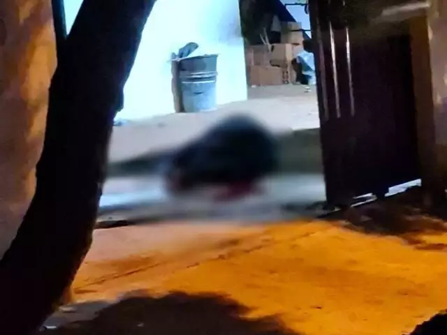 Homem de 39 anos é executado a tiros na frente de casa por dupla em motocicleta Homem de 39 anos é executado a tiros na frente de casa por dupla em motocicleta