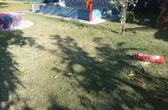 Vandalismo em escola: adolescentes invadem Emei e deixam rastro de destruição Vandalismo em escola: adolescentes invadem Emei e deixam rastro de destruição