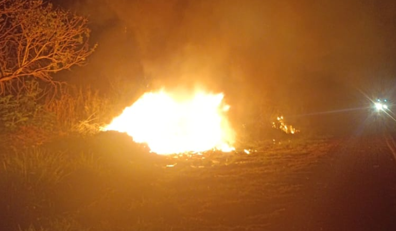 Fuga termina com carro incendiado, droga apreendida e veículo furtado destruído na BR-262